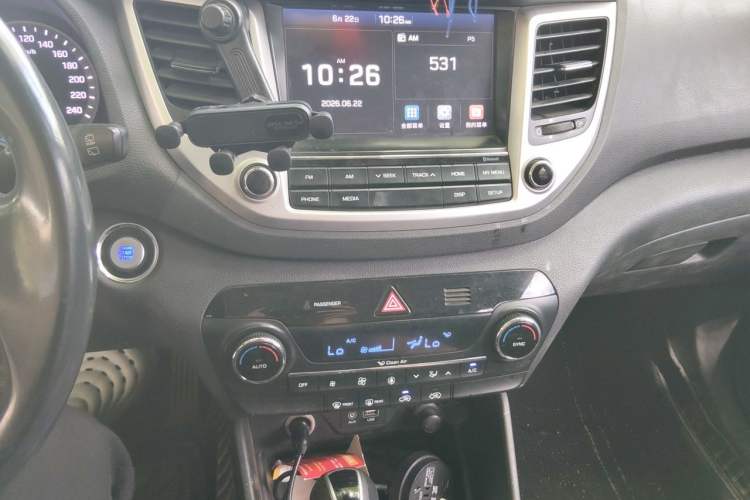 Used Hyundai Tucson 2015 1.6T Dual-Clutch Two-Wheel-Drive Leading Model Audio And AC Panel