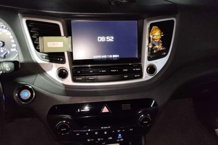 Used Hyundai Tucson 2015 1.6T Dual-Clutch Two-Wheel-Drive Comfort Model Audio And AC Panel