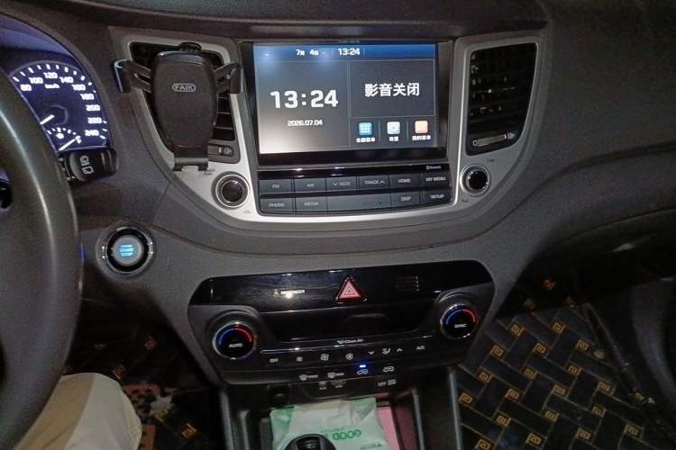 Used Hyundai Tucson 2015 1.6T Dual-Clutch Two-Wheel-Drive Smart Model Audio And AC Panel