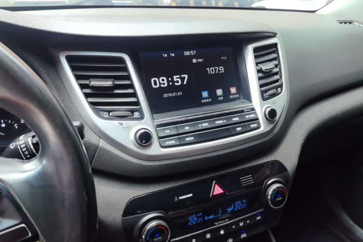 Used Hyundai Tucson 2015 1.6T Dual-Clutch Two-Wheel-Drive Smart Model Audio And AC Panel
