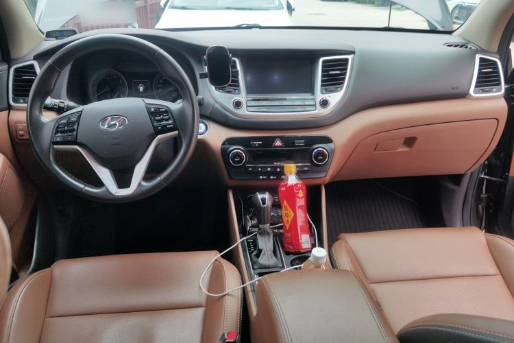Used Hyundai Tucson 2015 1.6T Dual-Clutch Two-Wheel-Drive Smart Model Center Console