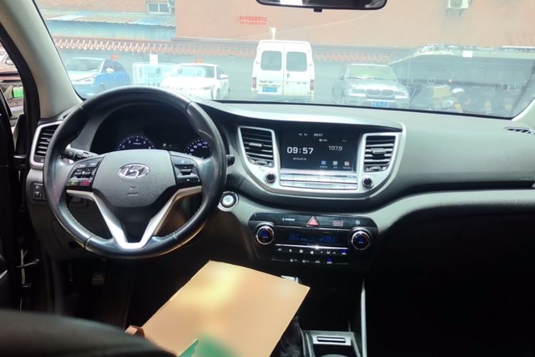 Used Hyundai Tucson 2015 1.6T Dual-Clutch Two-Wheel-Drive Smart Model Center Console