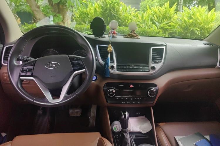 Used Hyundai Tucson 2015 1.6T Dual-Clutch Two-Wheel-Drive Smart Model Center Console