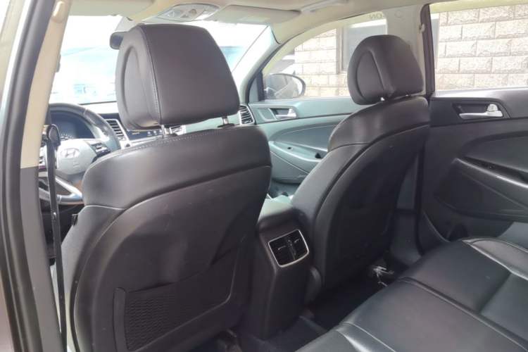Used Hyundai Tucson 2015 1.6T Dual-Clutch Two-Wheel-Drive Smart Model Headliner