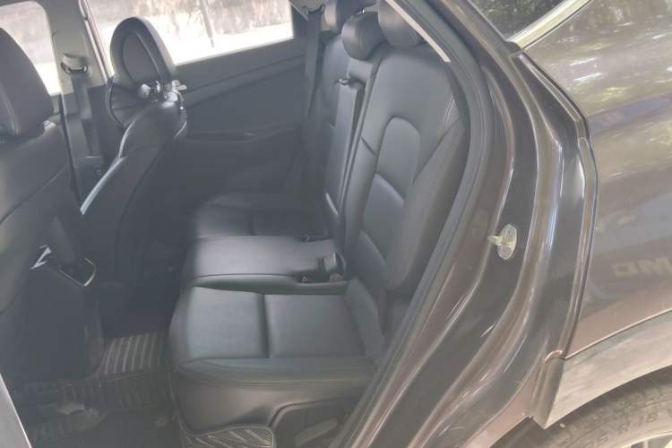 Used Hyundai Tucson 2015 1.6T Dual-Clutch Two-Wheel-Drive Leading Model Left Rear Seat
