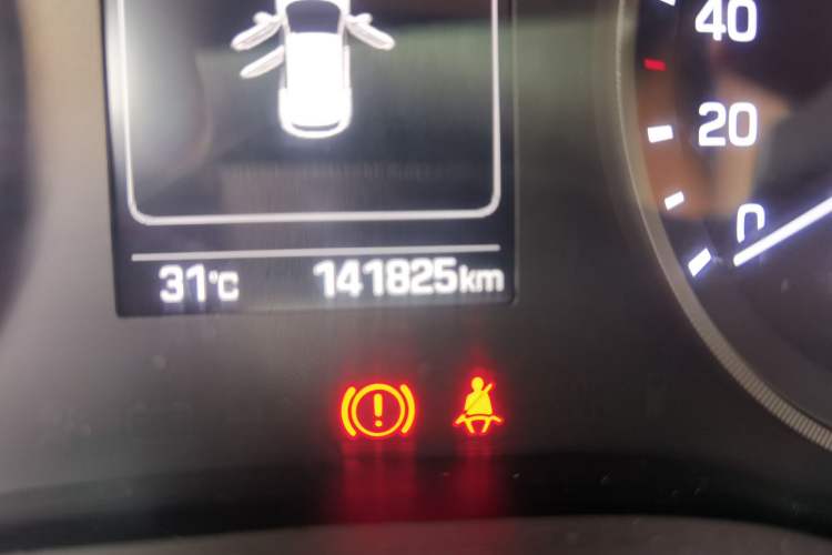 Used Hyundai Tucson 2015 1.6T Dual-Clutch Two-Wheel-Drive Smart Model Odometer Close Up