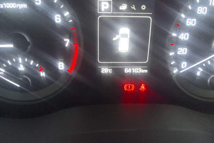 Used Hyundai Tucson 2015 1.6T Dual-Clutch Two-Wheel-Drive Smart Model Odometer Close Up