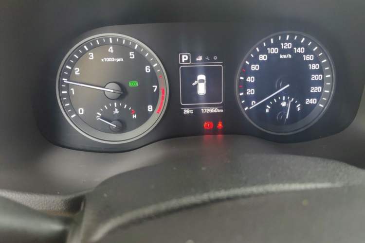 Used Hyundai Tucson 2015 1.6T Dual-Clutch Two-Wheel-Drive Smart Model Odometer Close Up