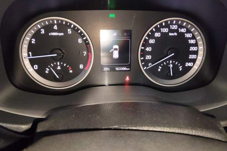 Used Hyundai Tucson 2015 1.6T Dual-Clutch Two-Wheel-Drive Smart Model Odometer Close Up