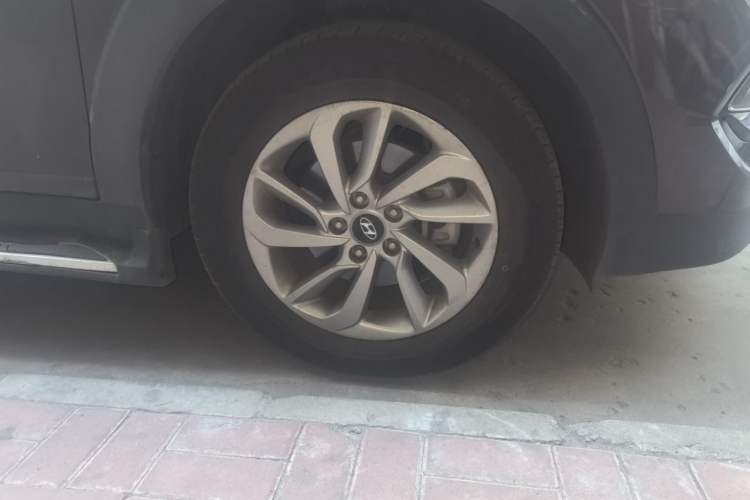 Used Hyundai Tucson 2015 1.6T Dual-Clutch Two-Wheel-Drive Smart Model Right Front Wheel Hub