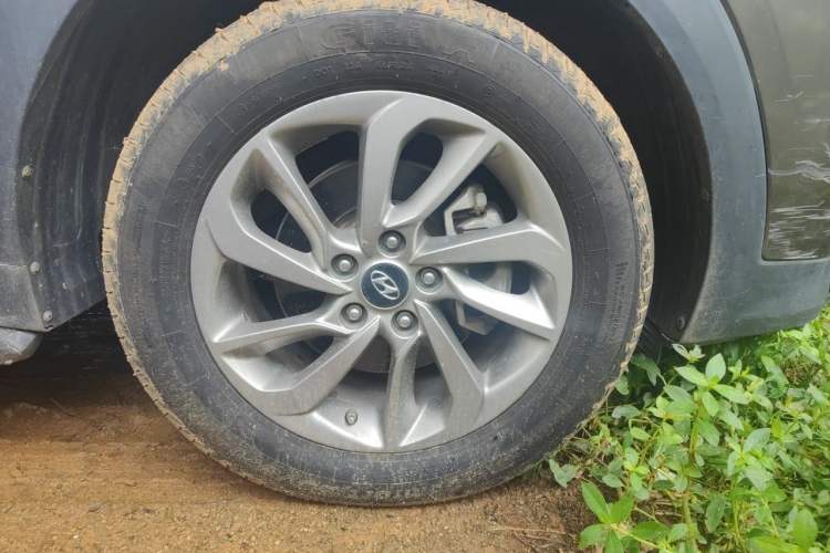 Used Hyundai Tucson 2015 1.6T Dual-Clutch Two-Wheel-Drive Smart Model Right Front Wheel Hub
