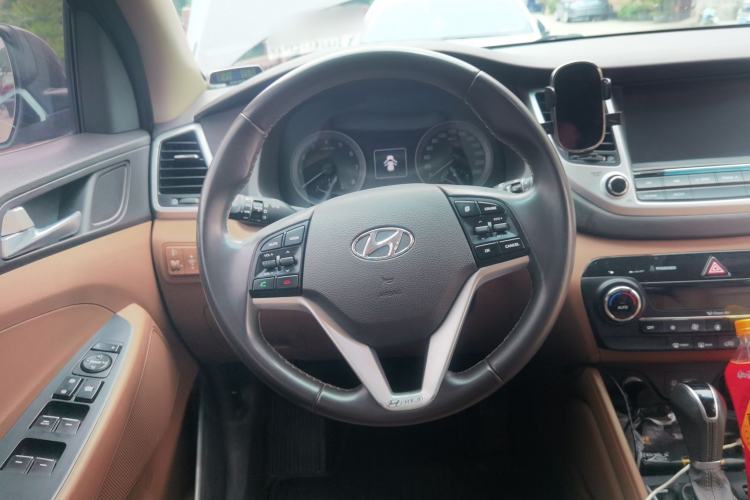 Used Hyundai Tucson 2015 1.6T Dual-Clutch Two-Wheel-Drive Smart Model Steering Wheel