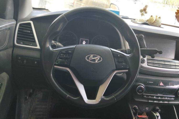 Used Hyundai Tucson 2015 1.6T Dual-Clutch Two-Wheel-Drive Leading Model Steering Wheel