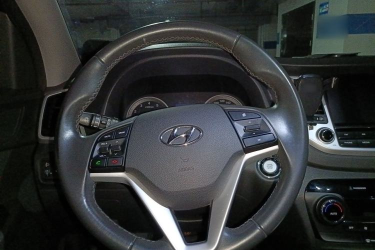Used Hyundai Tucson 2015 1.6T Dual-Clutch Two-Wheel-Drive Smart Model Steering Wheel