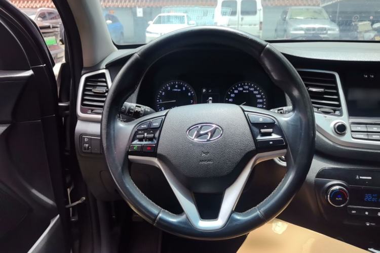 Used Hyundai Tucson 2015 1.6T Dual-Clutch Two-Wheel-Drive Smart Model Steering Wheel