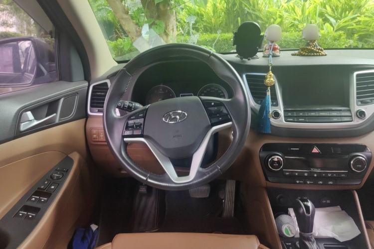 Used Hyundai Tucson 2015 1.6T Dual-Clutch Two-Wheel-Drive Smart Model Steering Wheel