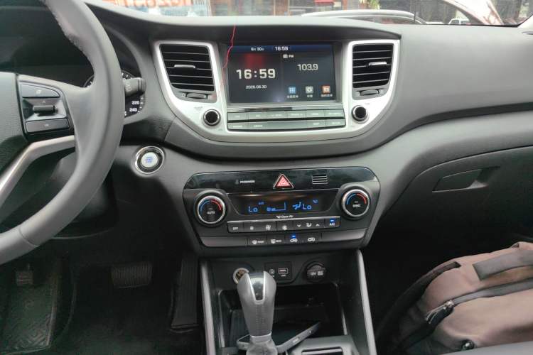 Used Hyundai Tucson 2015 1.6T Dual-Clutch Two-Wheel-Drive Smart Model Audio And AC Panel