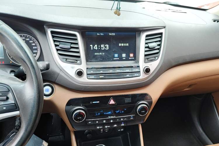 Used Hyundai Tucson 2015 1.6T Dual-Clutch Two-Wheel-Drive Smart Model Audio And AC Panel