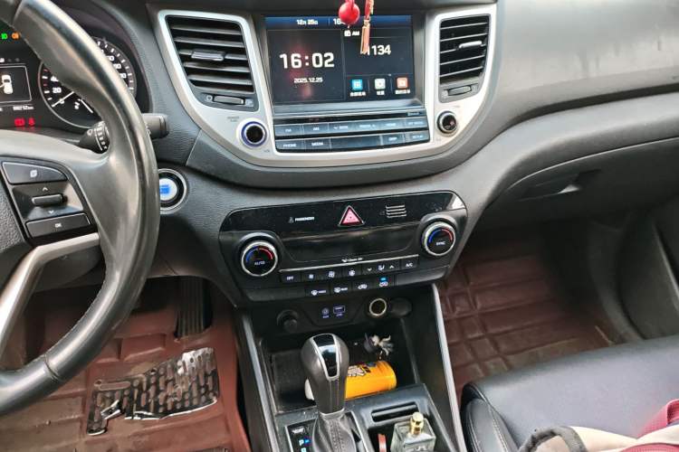 Used Hyundai Tucson 2015 1.6T Dual-Clutch Two-Wheel-Drive Smart Model Audio And AC Panel