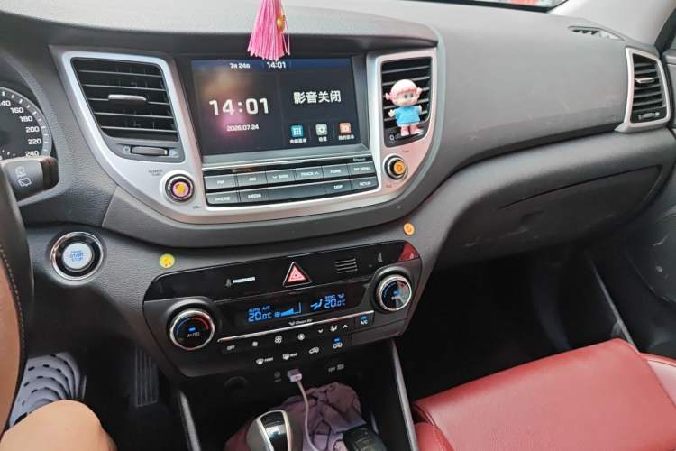 Used Hyundai Tucson 2015 1.6T Dual-Clutch Two-Wheel-Drive Smart Model Audio And AC Panel