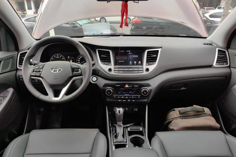 Used Hyundai Tucson 2015 1.6T Dual-Clutch Two-Wheel-Drive Smart Model Center Console