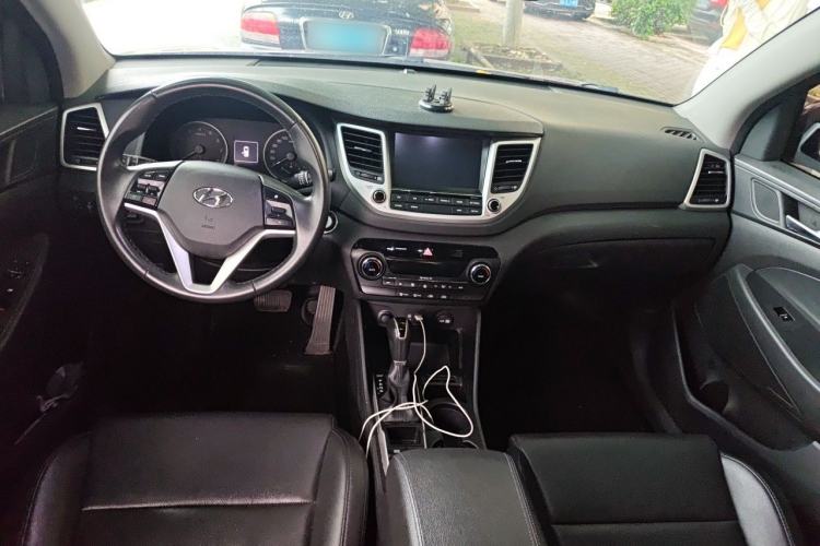 Used Hyundai Tucson 2015 1.6T Dual-Clutch Two-Wheel-Drive Smart Model Center Console