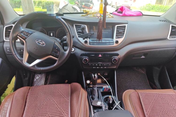 Used Hyundai Tucson 2015 1.6T Dual-Clutch Two-Wheel-Drive Smart Model Center Console