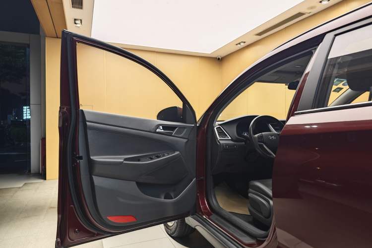 Used Hyundai Tucson 2015 1.6T Dual-Clutch Two-Wheel-Drive Smart Model Exterior 10