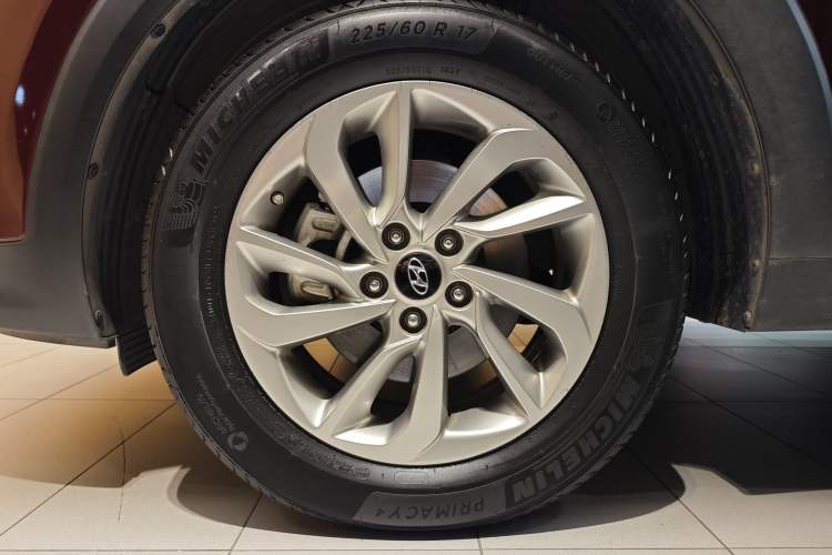 Used Hyundai Tucson 2015 1.6T Dual-Clutch Two-Wheel-Drive Smart Model Exterior 12
