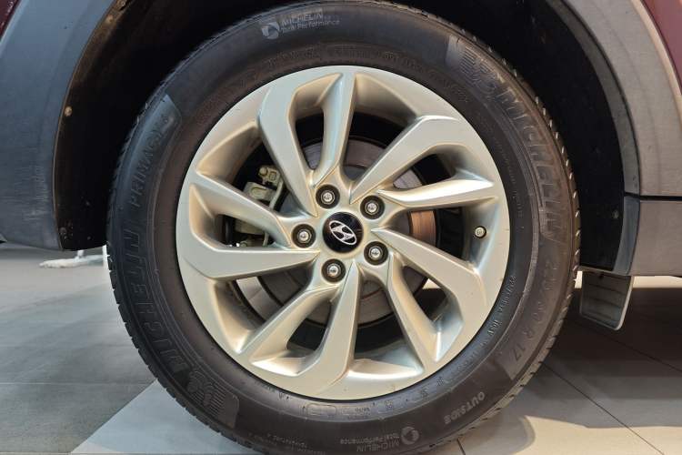 Used Hyundai Tucson 2015 1.6T Dual-Clutch Two-Wheel-Drive Smart Model Exterior 2
