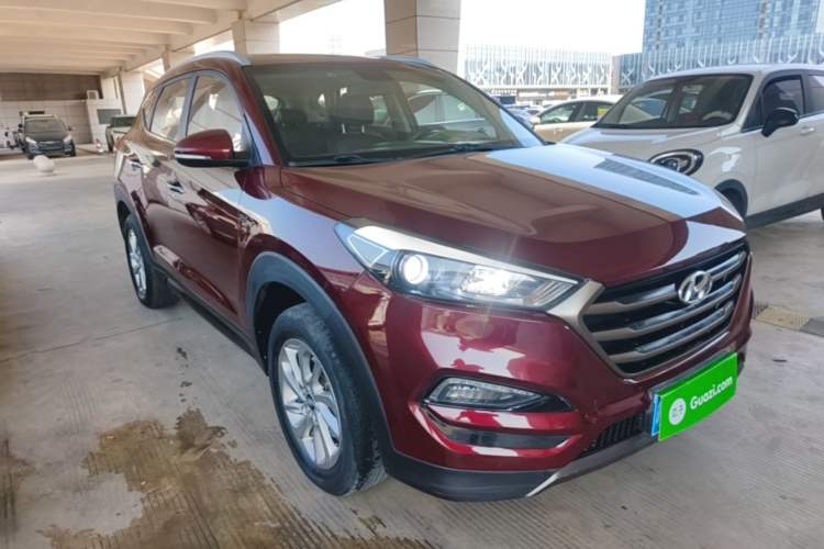 Used Hyundai Tucson 2015 1.6T Dual-Clutch Two-Wheel-Drive Smart Model Front Right 45 Deg