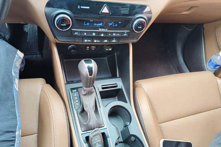 Used Hyundai Tucson 2015 1.6T Dual-Clutch Two-Wheel-Drive Smart Model Gear Lever