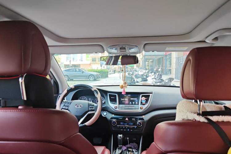 Used Hyundai Tucson 2015 1.6T Dual-Clutch Two-Wheel-Drive Smart Model Headliner