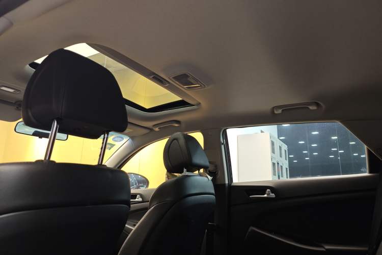 Used Hyundai Tucson 2015 1.6T Dual-Clutch Two-Wheel-Drive Smart Model Headliner
