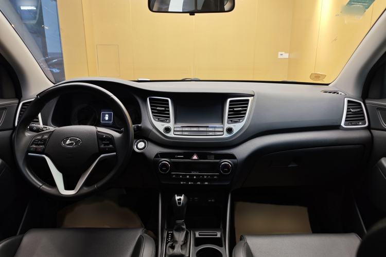 Used Hyundai Tucson 2015 1.6T Dual-Clutch Two-Wheel-Drive Smart Model Interior 3