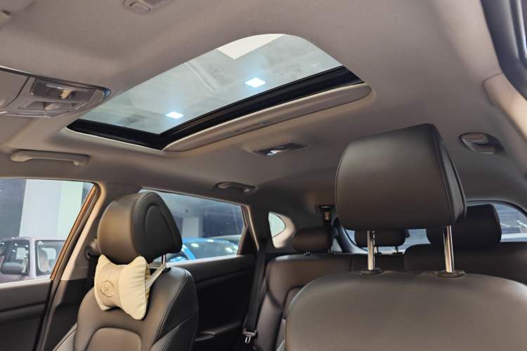 Used Hyundai Tucson 2015 1.6T Dual-Clutch Two-Wheel-Drive Smart Model Interior 9