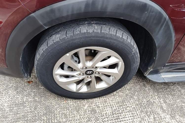 Used Hyundai Tucson 2015 1.6T Dual-Clutch Two-Wheel-Drive Smart Model Left Front Wheel Hub