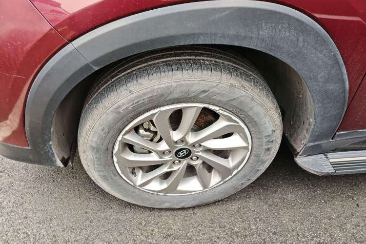 Used Hyundai Tucson 2015 1.6T Dual-Clutch Two-Wheel-Drive Smart Model Left Front Wheel Hub