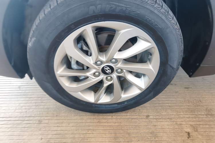 Used Hyundai Tucson 2015 1.6T Dual-Clutch Two-Wheel-Drive Smart Model Left Front Wheel Hub
