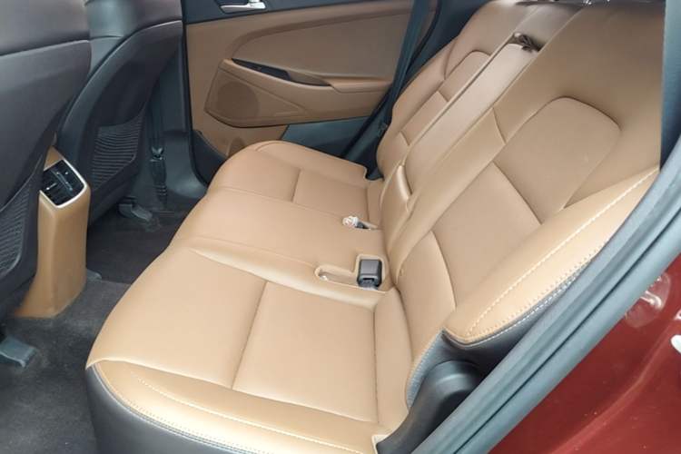 Used Hyundai Tucson 2015 1.6T Dual-Clutch Two-Wheel-Drive Smart Model Left Rear Seat