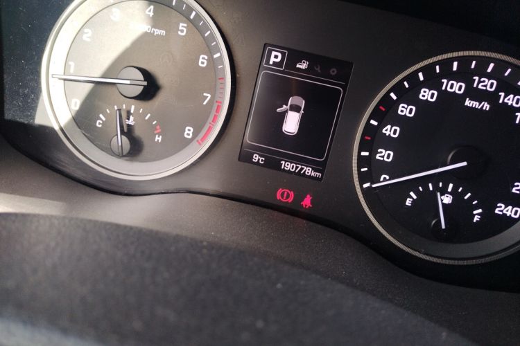 Used Hyundai Tucson 2015 1.6T Dual-Clutch Two-Wheel-Drive Smart Model Odometer Close Up