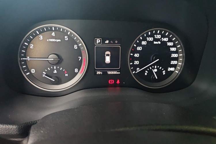 Used Hyundai Tucson 2015 1.6T Dual-Clutch Two-Wheel-Drive Smart Model Odometer Close Up