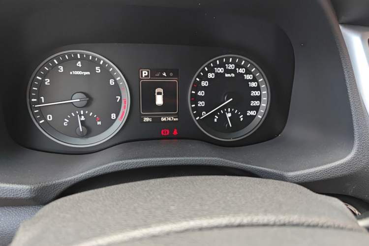 Used Hyundai Tucson 2015 1.6T Dual-Clutch Two-Wheel-Drive Smart Model Odometer Close Up