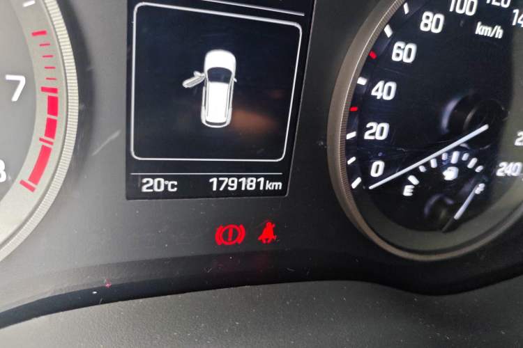 Used Hyundai Tucson 2015 1.6T Dual-Clutch Two-Wheel-Drive Smart Model Odometer Close Up