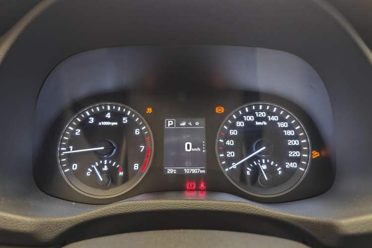 Used Hyundai Tucson 2015 1.6T Dual-Clutch Two-Wheel-Drive Smart Model Odometer Close Up