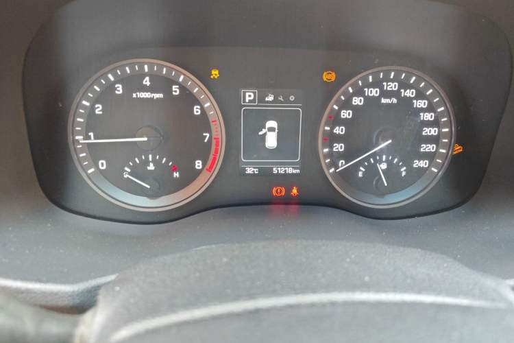 Used Hyundai Tucson 2015 1.6T Dual-Clutch Two-Wheel-Drive Smart Model Odometer Close Up