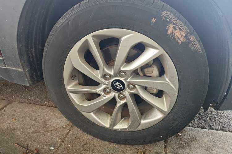 Used Hyundai Tucson 2015 1.6T Dual-Clutch Two-Wheel-Drive Smart Model Right Front Wheel Hub