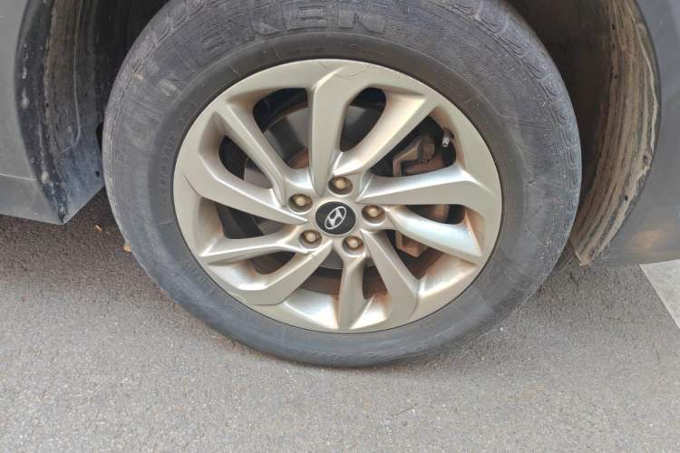 Used Hyundai Tucson 2015 1.6T Dual-Clutch Two-Wheel-Drive Smart Model Right Front Wheel Hub