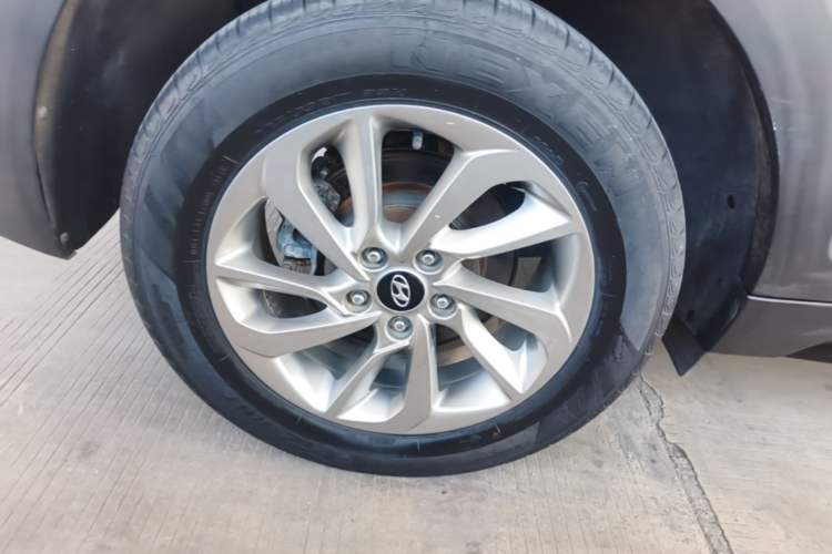 Used Hyundai Tucson 2015 1.6T Dual-Clutch Two-Wheel-Drive Smart Model Right Rear Wheel Hub