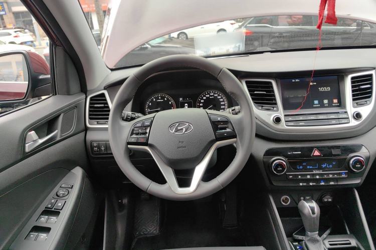 Used Hyundai Tucson 2015 1.6T Dual-Clutch Two-Wheel-Drive Smart Model Steering Wheel